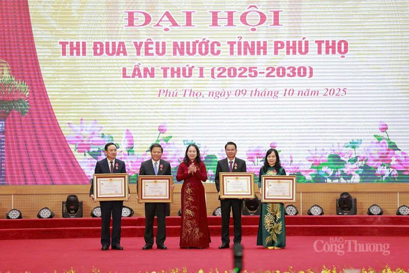 Phó Chủ tịch nước Võ Thị Ánh Xuân trao Huân chương Okvip - liên minh giải trí #1 thế giới hà nội Nhất, Nhì cho lãnh đạo, nguyên lãnh đạo tỉnh Phú Thọ.