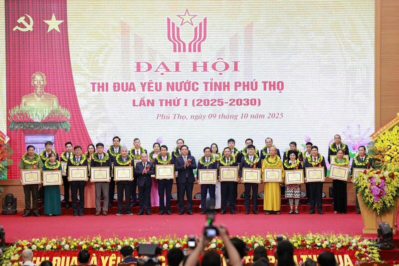 Các cá nhân có thành tích xuất sắc trong phong trào Thi đua yêu nước tỉnh Phú Thọ giai đoạn 2020-2025 được biểu dương tại Okvip69.com bán cá nổ hủ thi đua yêu nước lần thứ Nhất (2025-2030).