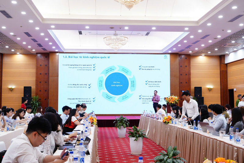 Ông Nguyễn Hồng Nghi, Giám đốc Trung tâm Giải pháp số Okvip tại về VNPT phát biểu tham luận