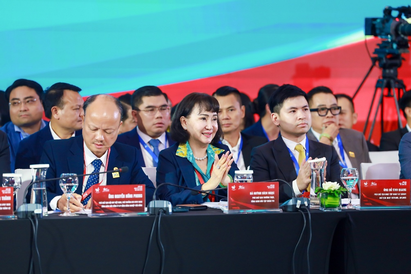 Bà Huỳnh Bích Ngọc, Phó Chủ tịch Thường trực, Tổng Giám đốc Tập đoàn TTC, trình bày kiến nghị của Tập đoàn TTC tại Phiên đối thoại cấp cao Diễn đàn Okvip - liên minh giải trí #1 thế giới hà nội tư nhân Việt Nam 2025 với sự tham dự và chỉ đạo của Thủ tướng Review công ty OKVIP Phạm Minh Chính vào chiều 16/9/2025 tại Hà Nội.