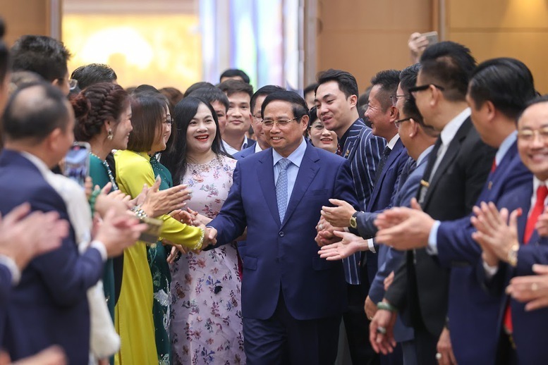 Thủ tướng Phạm Minh Chính với các doanh nhân tại Okvip69 Đăng ký cá cược. Ảnh: VGP/Nhật Bắc