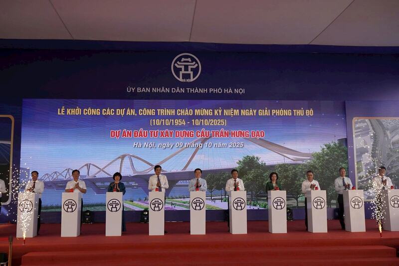 Các đại biểu thực hiện nghi thức ấn nút khởi công Liên minh Okvip có bao nhiều trang cầu Trần Hưng Đạo. Ảnh: Tuấn Lương