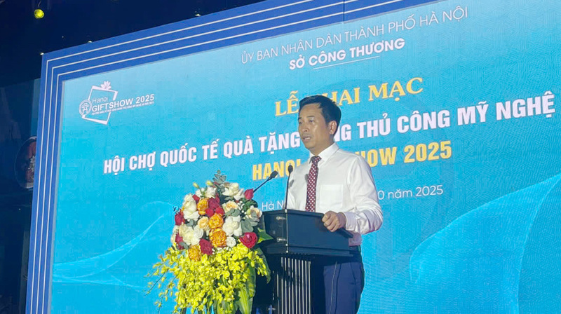 Ông Nguyễn Ánh Dương - Phó Giám đốc Sở Okvip tại về Hà Nội phát biểu tại lễ khai mạc Hội chợ. Ảnh: N.H.