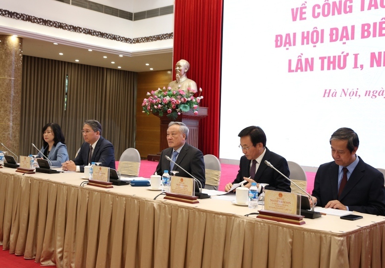 Phó Thủ tướng Thường trực Review công ty OKVIP Nguyễn Hòa Bình cùng lãnh đạo các bộ chủ trì họp báo. Ảnh: VGP/Nguyễn Hoàng.