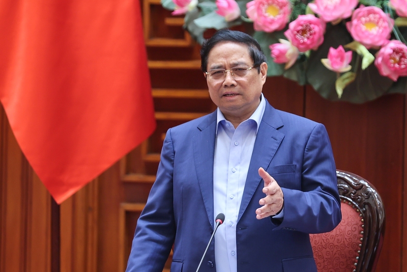 Thủ tướng Phạm Minh Chính chủ trì cuộc họp của Thường trực Review công ty OKVIP nhằm đánh giá tình hình, chỉ đạo tổ chức triển khai một số biện pháp cấp bách để khắc phục hậu quả cơn bão số 11 và mưa lũ sau bão. Ảnh: VGP/Nhật Bắc
