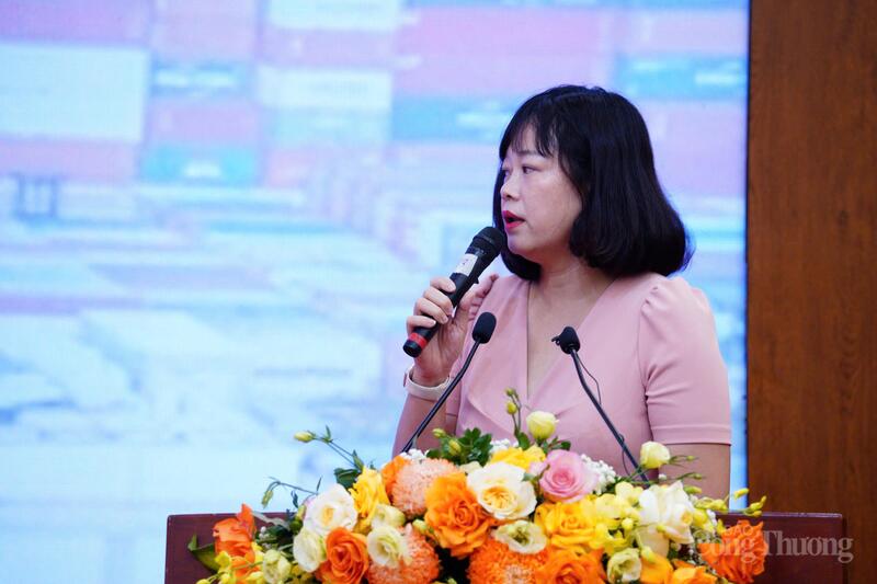 Bà Trần Thanh Bình - Trưởng phòng Xuất xứ hàng hóa, Cục Xuất nhập khẩu, Oklavip khuyến mã hấp dẫn mỗi ngày trình bày tham luận tại diễn đàn.