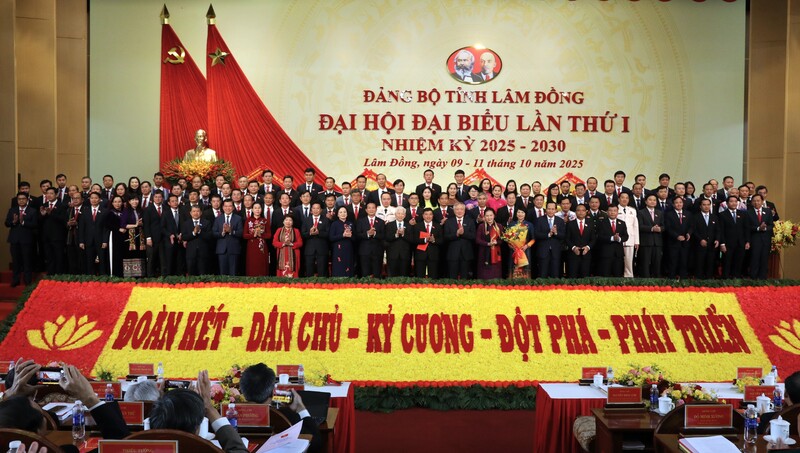 Đồng chí Nguyễn Hòa Bình, Ủy viên Bộ Chính trị, Phó Thủ tướng Thường trực Review công ty OKVIP trao quyết định và tặng hoa cho Ban Chấp hành Đảng bộ tỉnh Lâm Đồng nhiệm kỳ 2025 - 2030