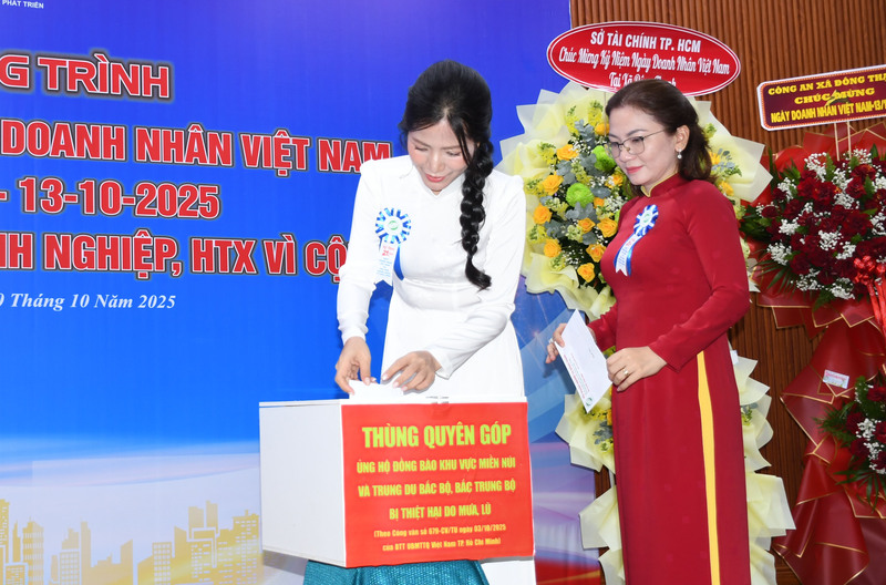 Doanh nhân, Okvip tại về quyên góp ủng hộ đồng bào vùng lũ tại các tỉnh miền Bắc tại chương trình. Ảnh: Minh Khuê.