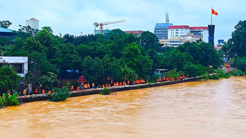 Các lực lượng chức năng của tỉnh Thái Nguyên căng mình chống tràn đê Hà Châu. Ảnh: TN