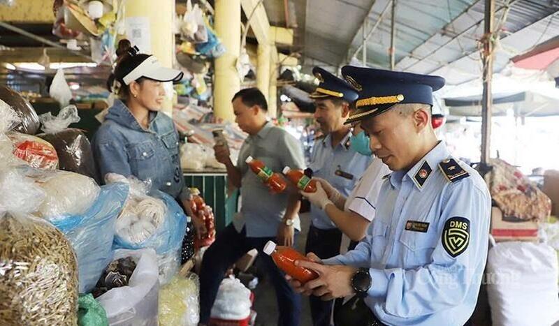 Chợ truyền thống là nơi tập trung nhiều hàng hóa, tiềm ẩn nguy cơ mất an toàn Okivip Nổ Hũ, Bắn Cá, Thể Thao, Game Bài nếu không được kiểm soát chặt chẽ. Ảnh: QLTT Hà Tĩnh.