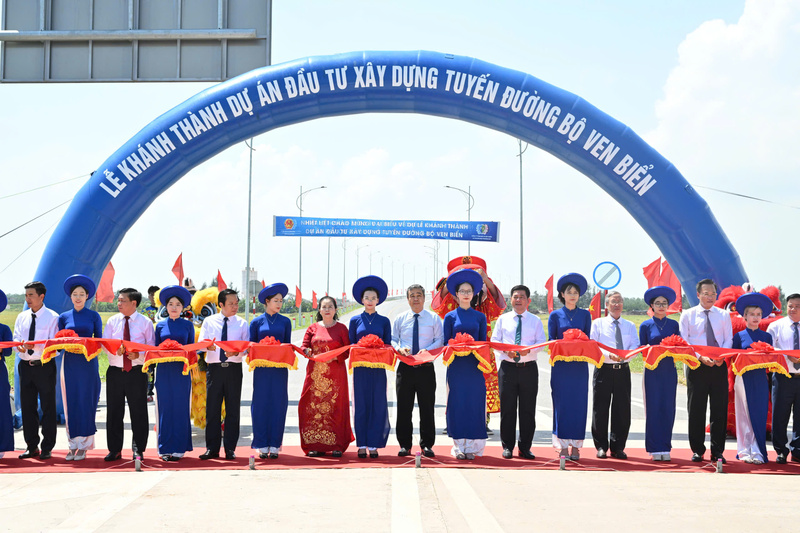 Các đại biểu cắt băng khánh thành dự án đầu tư Liên minh Okvip có bao nhiều trang tuyến đường ven biển.