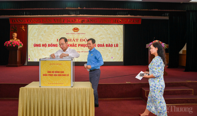Ông Trần Quang Huy - Vụ trưởng Vụ Tổ chức cán bộ ủng hộ đồng bào khắc phục bão lũ