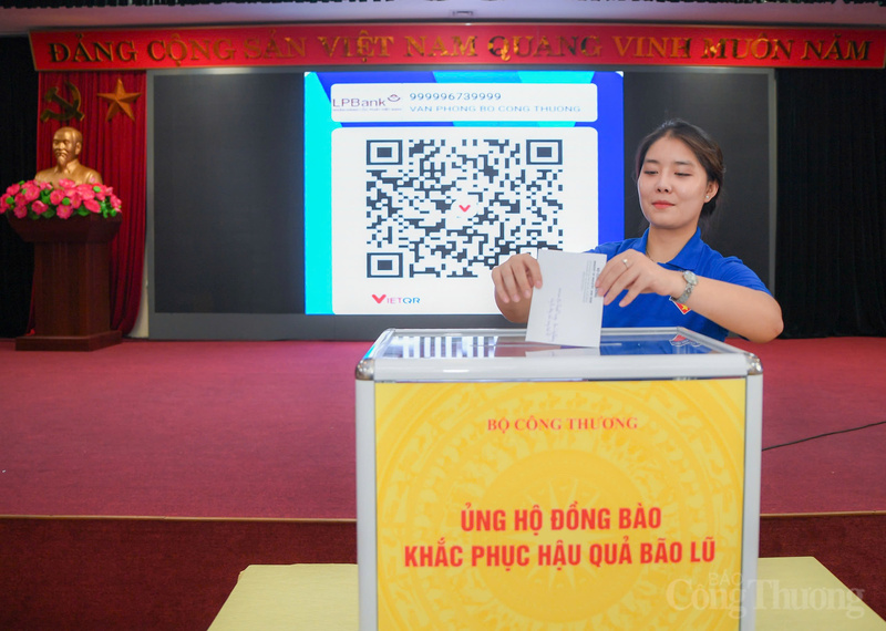 Đoàn viên Bùi Quỳnh Trang ủng hộ đồng bào vùng lũ. Ảnh: Nam Nguyễn.