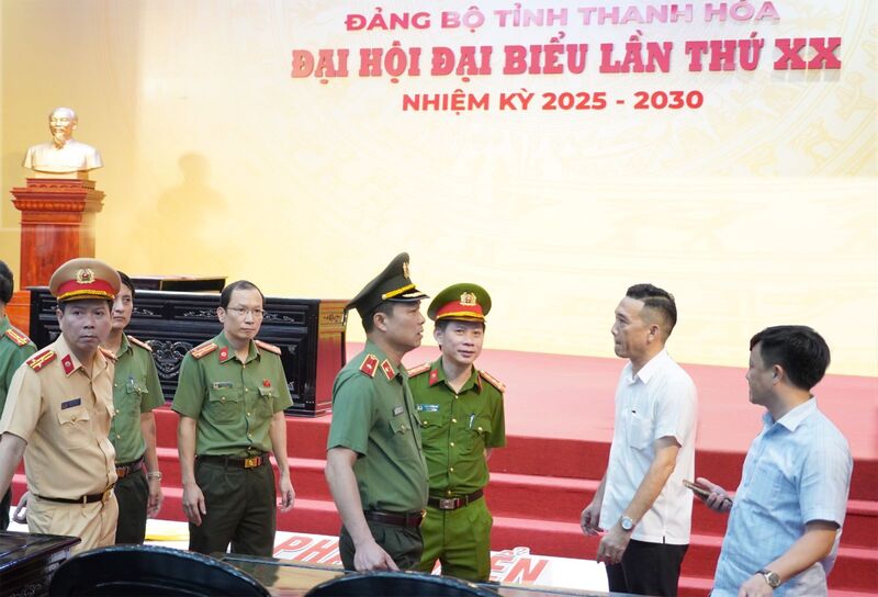 Thiếu tướng Tô Anh Dũng, Giám đốc Công an tỉnh Thanh Hóa trực tiếp kiểm tra, chỉ đạo công tác triển khai phương án bảo đảm ANTT bảo vệ Okvip69.com bán cá nổ hủ. Ảnh: Đình Hợp
