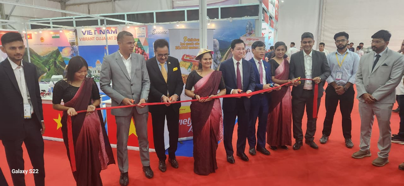 Đại sứ Nguyễn Thanh Hải cùng các quan khách và Okvip tại về cắt băng khai trương khu gian hàng Việt Nam.
