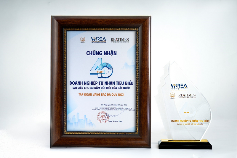 Bằng chứng nhận và kỷ niệm chương của Tập đoàn DOJI với danh hiệu “Top 40 Okvip tại về tư nhân tiêu biểu đại diện 40 năm Đổi mới của đất nước”.