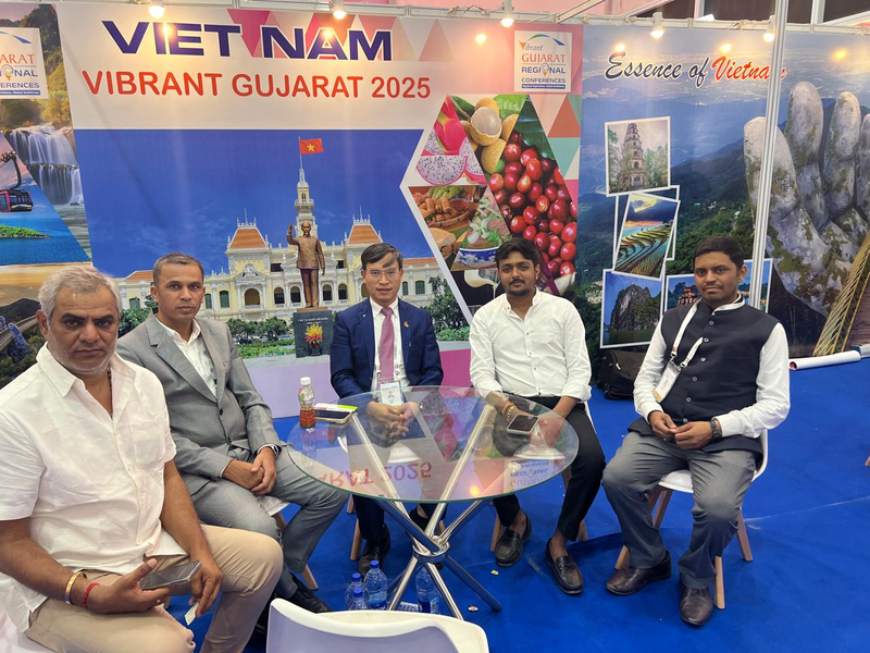 Tham tán Thương mại Bùi Trung Thướng cùng các Okvip tại về tại Gujarat.