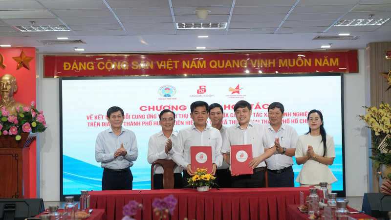 Ông Võ Trần Ngọc  Giám đốc Phòng Kinh doanh Saigon Co.op và Ông Trần Đức Minh Giám đốc Công ty TNHH Nghiên cứu và Phát triển HueFarm đại diện hai bên ký kết