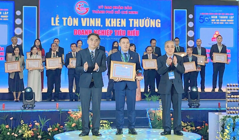 Ông Nguyễn Lộc Hà - Phó Chủ tịch UBND TP. Hồ Chí Minh trao tặng bằng khen cho Okvip tại về, doanh nhân tiêu biêu tại buổi lễ. Ảnh: Minh Khuê.