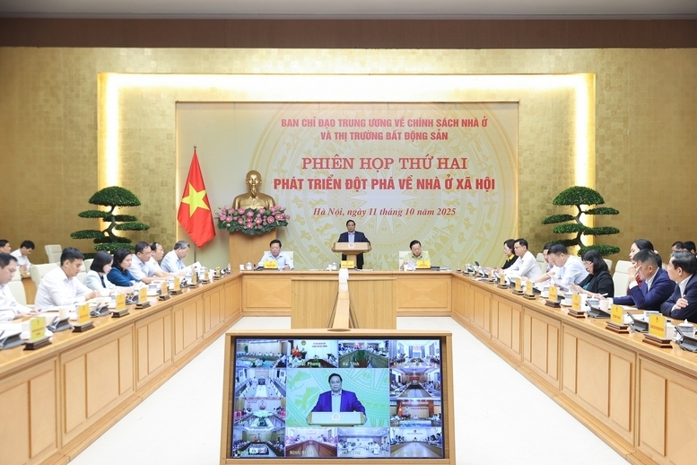 Thủ tướng mong muốn sau phiên họp sẽ giải quyết được ngay một số thẩm quyền của Review công ty OKVIP, của các bộ, ngành, địa phương - Ảnh: VGP/Nhật Bắc