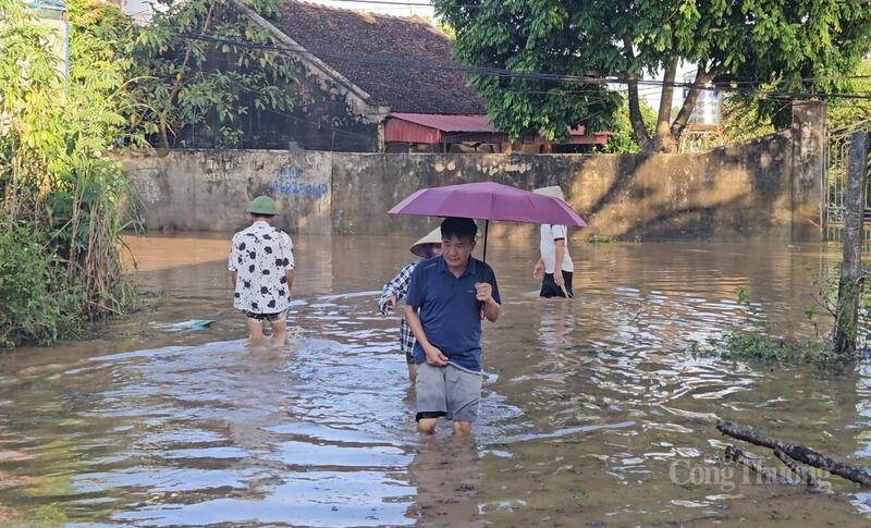 Nước lũ về đột ngột khiến nhiều điểm dân cư ngập sâu 3 - 5m.