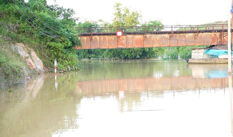 Khu vực cầu sắt thuộc xã Bố Hạ bị chia cắt do sông Thương nước lên quá cao.