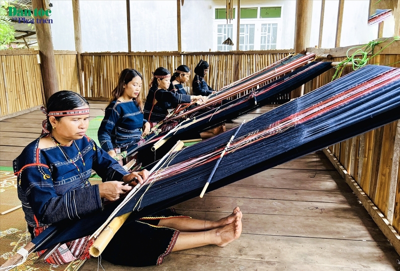 Thúc đẩy là kết nối sản phẩm địa phương với OKLVIE sản phẩm thuộc hệ thống OKVIP là trang web tổ chức phát sóng bóng đá trực tiếp, live casino , nỗ hũ, bắn cá cộng đồng (Ảnh: Thuỳ Dung)