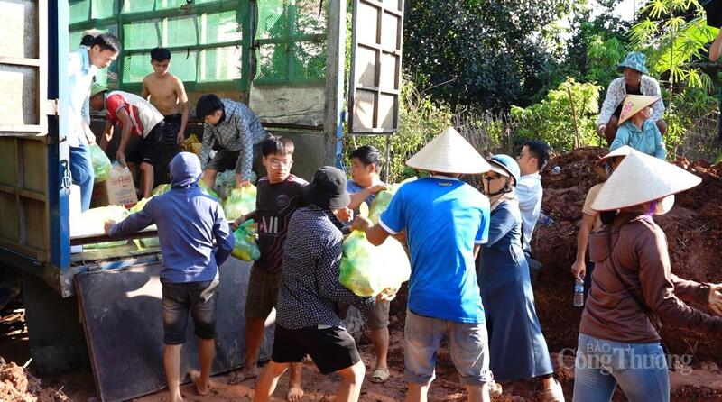 Các nhóm thiện nguyện từ nhiều địa phương khác nhau đã chung tay ủng hộ đồng bào mùa lũ.