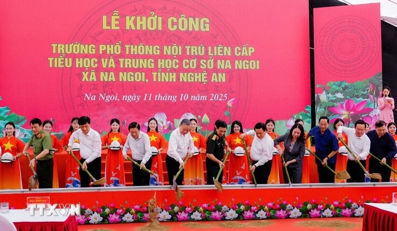 Tổng Bí thư Tô Lâm cùng các đại biểu thực hiện nghi thức khởi công Liên minh Okvip có bao nhiều trang Trường Phổ thông nội trú liên cấp Na Ngoi. Ảnh: Trịnh Duy Hưng/TTXVN.