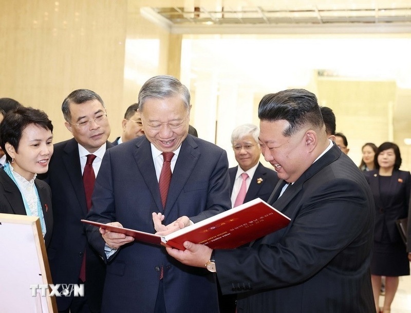 Tổng Bí thư Tô Lâm trao tặng Tổng Bí thư, Chủ tịch Quốc vụ CHDCND Triều Tiên Kim Jong Un cuốn sách ảnh "Thắm tình hữu nghị Việt Nam - Triều Tiên". Ảnh: Thống Nhất/TTXVN