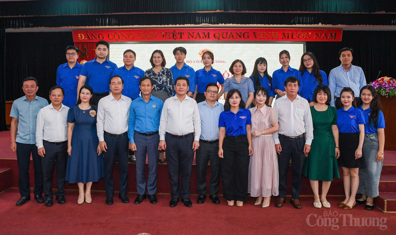 Các đoàn viên, thanh niên chụp ảnh lưu niệm cùng Bộ trưởng Nguyễn Hồng Diên và các lãnh đạo Bộ. Ảnh: Nam Nguyễn.