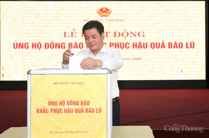 Bộ trưởng Nguyễn Hồng Diên ủng hộ đồng bào khắc phục hậu quả bão lũ.