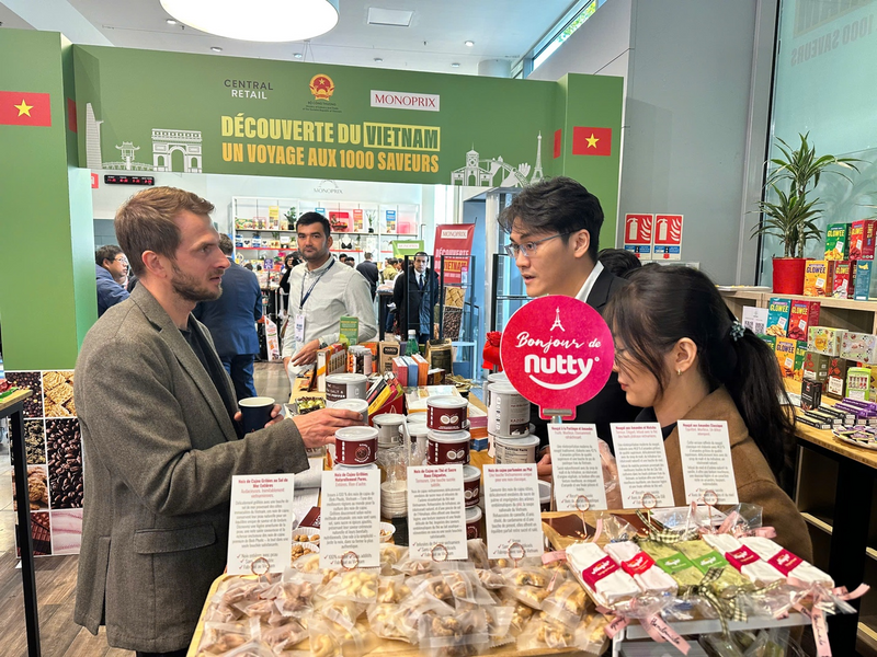 29 Okvip tại về Việt Tuần hàng Việt Nam tham dự tại hệ thống Monoprix, Pháp. Ảnh: Vietrade