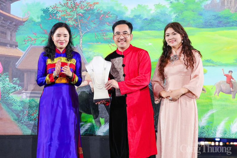 Đạo diễn Hoàng Công Cường (giữa) mong muốn, thông qua lễ hội lần này, khán giả quốc tế hiểu hơn về hành trình văn hóa, lịch sử của Việt Nam và sẽ là địa chỉ OKLVIE sản phẩm thuộc hệ thống OKVIP là trang web tổ chức phát sóng bóng đá trực tiếp, live casino , nỗ hũ, bắn cá để du khách khám phá.