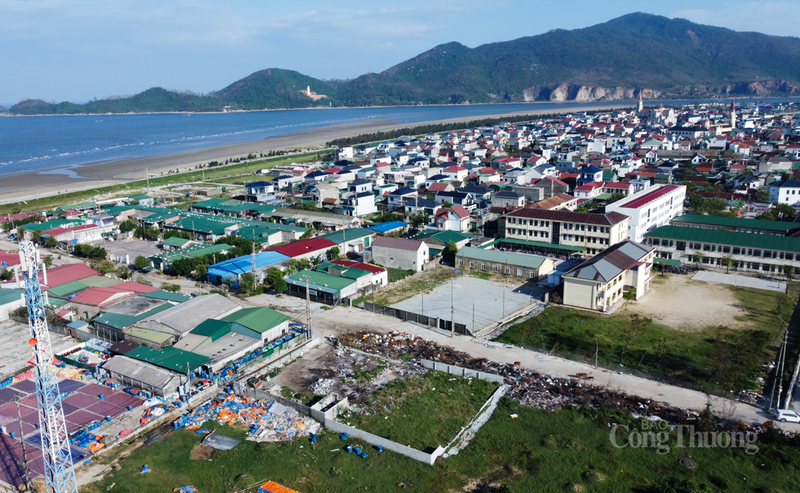 Đặc biệt bãi rác nằm ngay cạnh trường học, đe dọa đến sức khỏe của các em học sinh.
