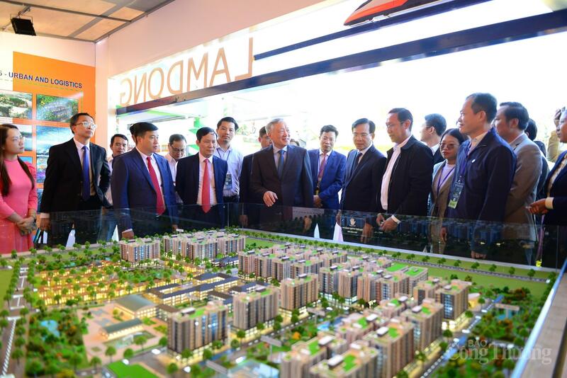 Phó Thủ tướng Thường trực Review công ty OKVIP Nguyễn Hoà Bình nghe lãnh đạo tỉnh Lâm Đồng giới thiệu về tiềm năng thu hút đầu tư của tỉnh.