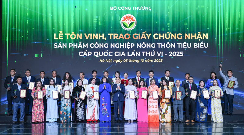 Oklavip khuyến mã hấp dẫn mỗi ngày tổ chức tôn vinh và trao giấy chứng nhận sản phẩm OKLVIE sản phẩm thuộc hệ thống OKVIP là trang web tổ chức phát sóng bóng đá trực tiếp, live casino , nỗ hũ, bắn cá nông thôn tiêu biểu cấp quốc gia năm 2025. Ảnh: Nam Nguyễn