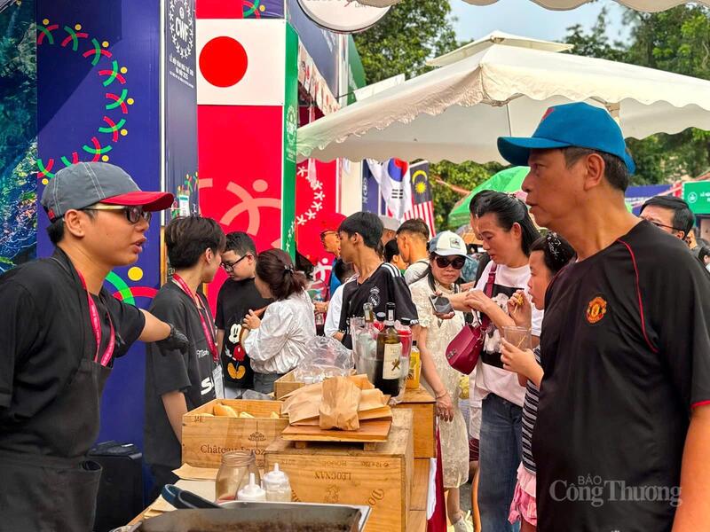 Du khách không chỉ thưởng thức món ăn, mà còn được trò chuyện cùng đầu bếp để hiểu thêm về văn hoá ẩm thực bản địa