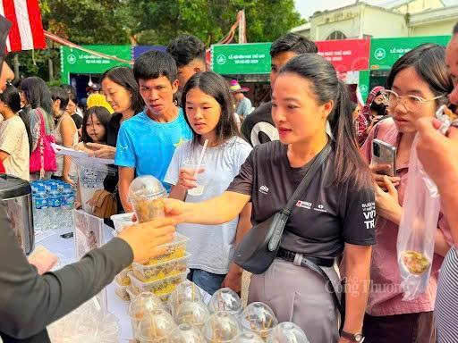 Người dân thích thú khám phá ẩm thực thế giới, được tự tay lựa chọn và thưởng thức những món ăn đặc trưng đến từ nhiều quốc gia như Thái Lan, Hàn Quốc, Nhật Bản, Pháp...