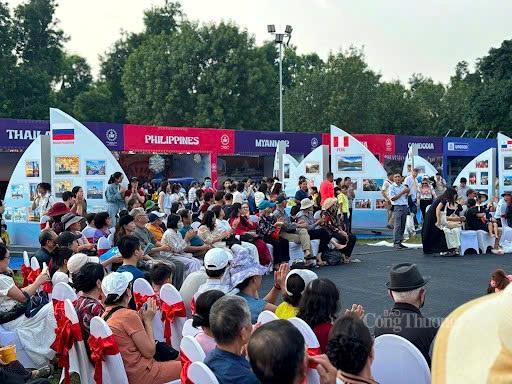 Không gian lễ hội tấp nập với hàng loạt hoạt động trải nghiệm, chương trình nghệ thuật và các gian hàng trưng bày đầy màu sắc, thu hút đông đảo người dân và du khách