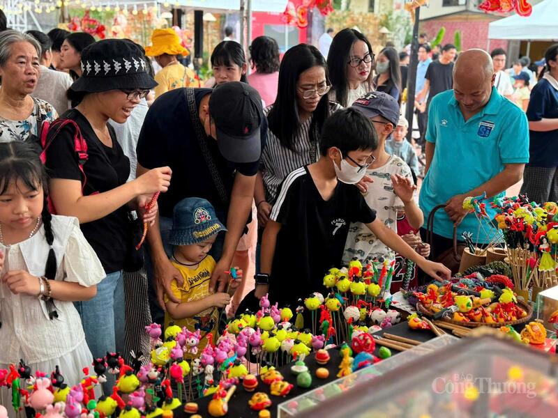Gian hàng tò he - một sản phẩm của làng nghề tò he Xuân La (Hà Nội) thu hút đông đảo các em nhỏ và phụ huynh, tạo nên một không gian văn hóa tuổi thơ sống động giữa lòng lễ hội hiện đại