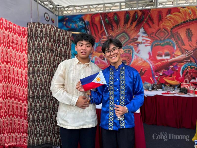Sinh viên Philippines rạng rỡ trong trang phục truyền thống khi giới thiệu nét đẹp văn hóa nước mình tới bạn bè quốc tế.