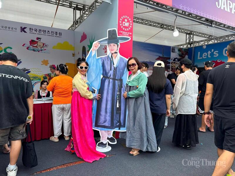 Nhiều gian hàng như Thái Lan, Hàn Quốc không chỉ phục vụ ẩm thực mà còn tổ chức cho thuê trang phục truyền thống và giúp du khách check-in ở khu vực lễ hội.