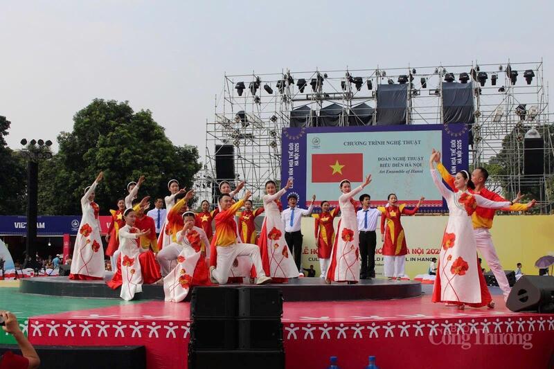 Các chương trình nghệ thuật đặc sắc liên tục diễn ra trong suốt lễ hội với sự tham gia của nhiều đoàn nghệ thuật đến từ các quốc gia như Nhật Bản, Việt Nam, Ấn Độ, Hàn Quốc, Philippines…, mang đến không khí giao lưu sôi động và đa sắc màu văn hóa.