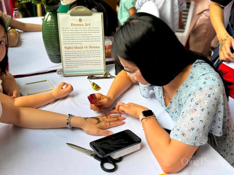 Góc trải nghiệm nghệ thuật vẽ Henna đến từ các quốc gia Ả Rập trở thành điểm đến yêu thích của nhiều bạn nữ yêu thích sự tinh tế và độc đáo