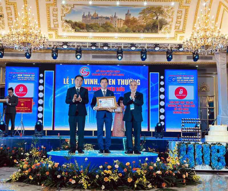 Lãnh đạo TP. Hồ Chí Minh trao Bằng khen ghi nhận Saigon Co.op có thành tích xuất sắc, đóng góp tích cực cho sự phát triển Thành phố.