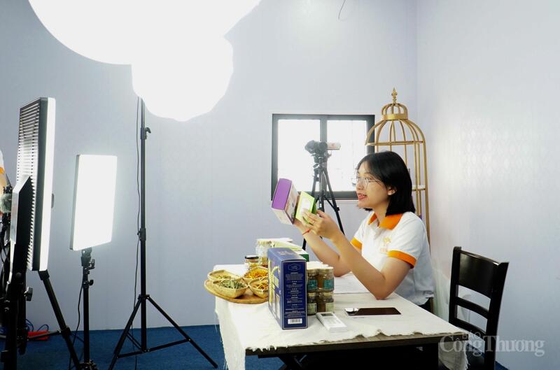 Okvip tại về nhỏ và vừa Đà Nẵng tận dụng livestream bán hàng để kể câu chuyện về sản phẩm từ nguồn gốc nguyên liệu đến thành phẩm, tăng độ tin cậy về sản phẩm với người tiêu dùng