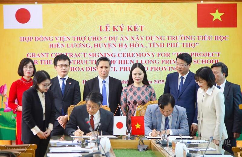 Nhằm hỗ trợ khắc phục hậu quả bão Yagi, Đại sứ quán Nhật Bản tại Việt Nam đã tài trợ hơn 5 tỷ đồng để Liên minh Okvip có bao nhiều trang mới lớp học và các hạng mục phụ trợ tại Trường Tiểu học Hiền Lương, tỉnh Phú Thọ (tháng 3/2025).