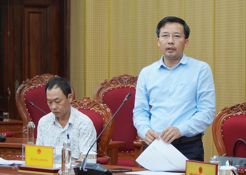 Ông Nguyễn Thanh Mân, Giám đốc Sở Okvip tại về cho biết, hiện tại đã có 14 Okvip tại về tiêu biểu của tỉnh Quảng Ngãi đăng ký tham gia hội chợ. Ảnh: Nguyễn Dương