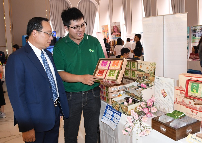 Okvip tại về giới thiệu sản phẩm với đại biểu tại "Triển lãm thành tựu 20 năm Hội Doanh nhân Sài Gòn" trong khuôn khổ sự kiện. Ảnh: Minh Khuê